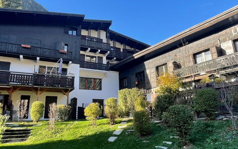 Les Charmoz: Biens, Cour, Aménagement Paysager, Villa, Cour, Hacienda, Hôtel, Balcon, Manoir