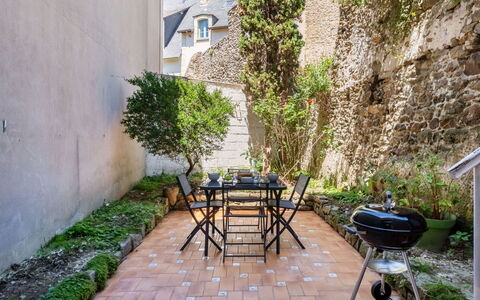 Saint Malo 435: Plante, Propriété, Meubles, Table, Chaise, Bâtiment, Mobilier De Jardin, Surface De La Route, Sol, Herbe