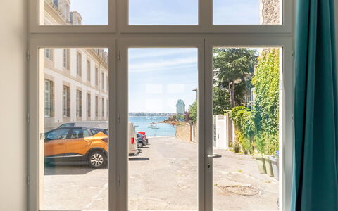 Saint Malo 435: Voiture, Ciel, Véhicule, L'Eau, Roue, Plante, Bâtiment, Bleu Azur