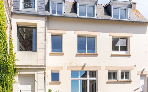 Saint Malo 435: Bâtiment, Fenêtre, Propriété, Bleu, Bleu Azur, Porte, Architecture, Maison, Ciel