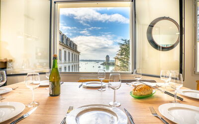 Saint Malo 435: Ciel, Nuage, Bâtiment, Propriété, Fenêtre, Bois, Table, Maison, Ombre, Mobilier De Jardin