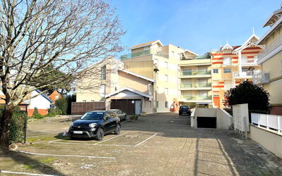 Arcachon 332: Voiture, Ciel, Bâtiment, Propriété, Véhicule, Plante, Surface De La Route, Arbre, Roue