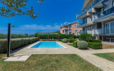 Katka: Ciel, Plante, Jour, Nuage, Propriété, Bâtiment, Piscine, Bleu Azur, L'Eau, Lot Terre