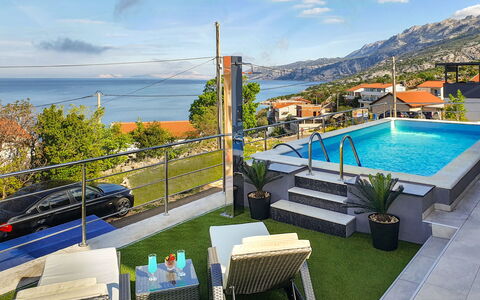 Emili & Elias: L'Eau, Ciel, Nuage, Propriété, Meubles, Bâtiment, Plante, Bleu Azur, Piscine, Mobilier De Jardin