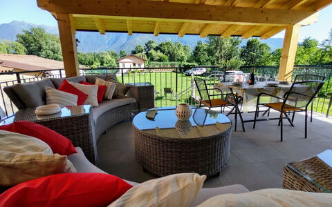 Mera: Propriété, Meubles, Chaise, Bois, Ombre, Mobilier De Jardin, Table, Design Intérieur, Plante, Architecture