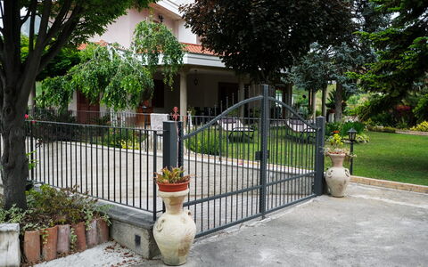 Residenza Thaulero: Plante, Bâtiment, Jour, Arbre, Infrastructure, Botanique, Surface De La Route, Clôture, Porche, Maison
