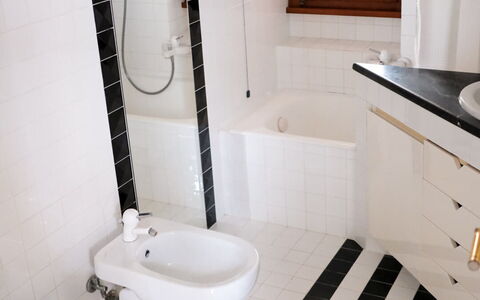 Residenza Thaulero: Robinet, Luminaire Plomberie, Propriété, Lavabo, Blanc, Salle De Bains, Évier, Siège De Toilette, Violet, Design Intérieur