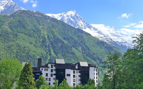L'Outa: Ciel, Montagne, Nuage, Bâtiment, Paysage Naturel, Environnement Naturel, Montagnes, Neige, Arbre, Herbe