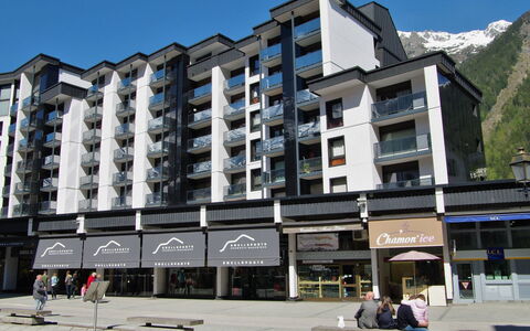 L'Outa: Ciel, Bâtiment, Propriété, Fenêtre, Design Urbain, Condominium, Montagne, Bloc Tour, Ville, Zone Résidentielle