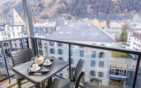 L'Outa: Bâtiment, Table, Fenêtre, Vaisselle, Bois, Mobilier De Jardin, Maison, Tableau De Plein Air, Design Urbain, Arbre
