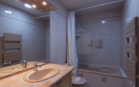 L'Outa: Miroir, Robinet, Luminaire Plomberie, Baignoire, Évier, Propriété, Lavabo, Salle De Bains, Bois, Violet