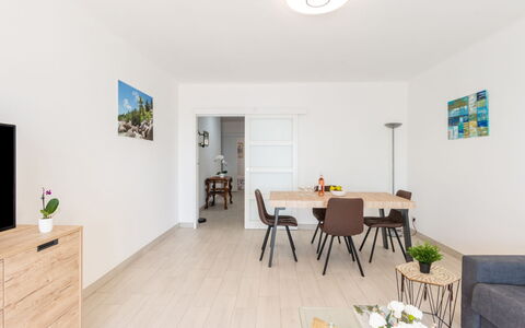 Les Trois Caps: Meubles, Table, Bâtiment, Bois, Éclairage, Sol, Design Intérieur, Maison, Sol, Chaise