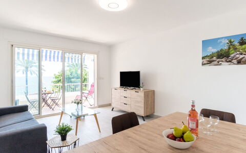 Les Trois Caps: Table, Propriété, Plante, Aliments, Bois, Design Intérieur, Fenêtre, Bâtiment, Salon, Architecture