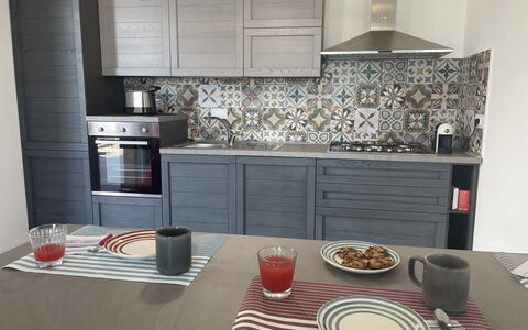 Casa Vacanze la Faiola: Vaisselle, Cabinetry, Comptoir, Propriété, Meubles, Cuisine, Appareil De Cuisine, Table, Cuisinière, Vaisselle