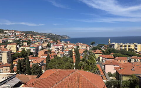 Casa Vacanze la Faiola: Nuage, Ciel, Jour, Propriété, Bâtiment, L'Eau, Bleu Azur, Fenêtre, Bloc Tour, Design Urbain