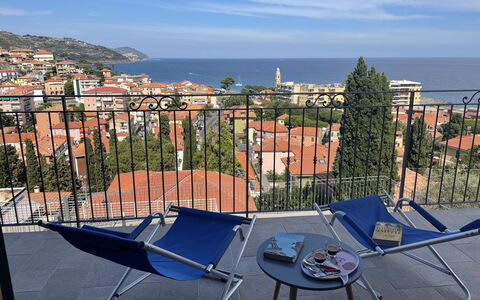 Casa Vacanze la Faiola: Ciel, Nuage, Bâtiment, Propriété, Meubles, Table, Lumière, La Nature, Bleu Azur, Mobilier De Jardin