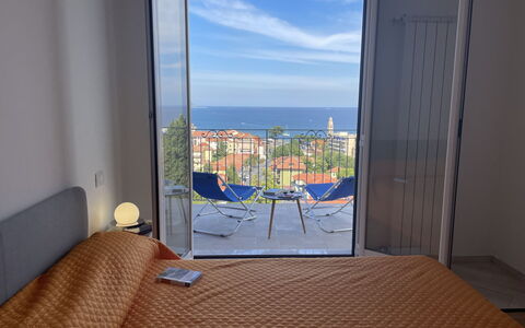 Casa Vacanze la Faiola: Nuage, Bâtiment, Ciel, Fenêtre, Bleu Azur, Confort, Chaise, Ombre, Bois, Design Intérieur