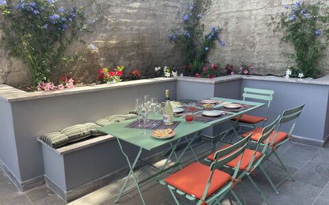 Casa Vacanze la Faiola: Table, Plante, Propriété, Meubles, Fleur, Tableau De Plein Air, Mobilier De Jardin, Rectangle, Design Intérieur, Architecture