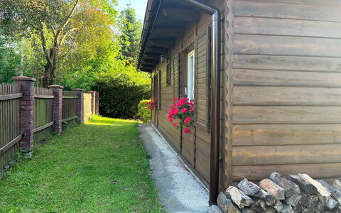 Kierlikówka: Plante, Propriété, Fleur, Bâtiment, Arbre, Bois, Clôture, Architecture, Lot Terre, Fenêtre