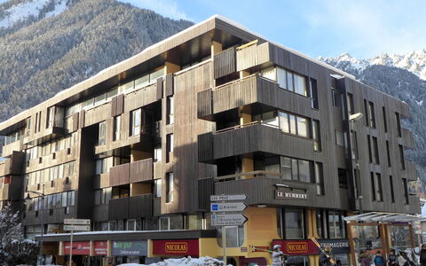 Le Mummery: Ciel, Montagne, Bâtiment, Propriété, Nuage, Fenêtre, Neige, Design Urbain, Condominium, Quartier
