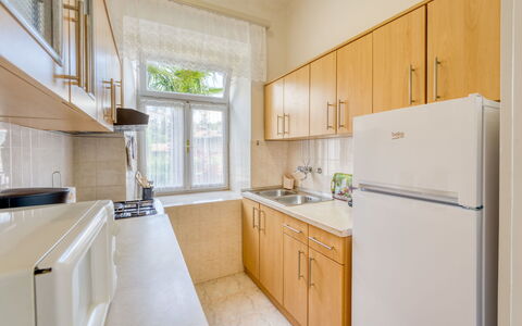 Lovran 122: Cabinetry, Meubles, Bâtiment, Comptoir, Appareil De Cuisine, Evier, Cuisine, Électroménager, Cuisinière, Bois
