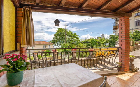 Lovran 122: Propriété, Ciel, Plante, Bâtiment, Pot De Fleur, Fleur, Ombre, Table, Bois, Porche