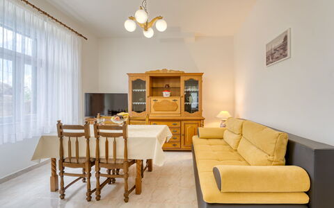 Lovran 122: Meubles, Propriété, Table, Bois, Fenêtre, Canapé, Cadre, Bâtiment, Sol, Salon