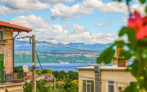 Lovran 122: Nuage, Ciel, L'Eau, Bâtiment, Propriété, Bleu Azur, Fenêtre, Montagne, Plan D'Eau, Lac