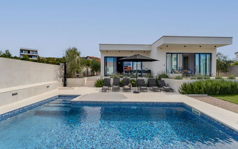 Inizio: L'Eau, Ciel, Propriété, Plante, Bleu, Bleu Azur, Piscine, Bâtiment, Herbe, Ombre