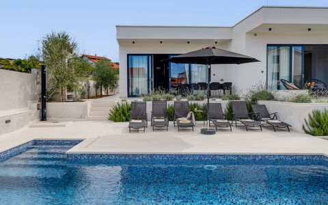 Inizio: L'Eau, Plante, Ciel, Bleu Azur, Ombre, Piscine, Zone Résidentielle, Mobilier De Jardin, Immobilier, Loisir