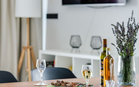 Inizio: Table, Vaisselle, Meubles, Drinkware, Aliments, Verres À Pied, Vaisselle, Plante, Assiette, Textile