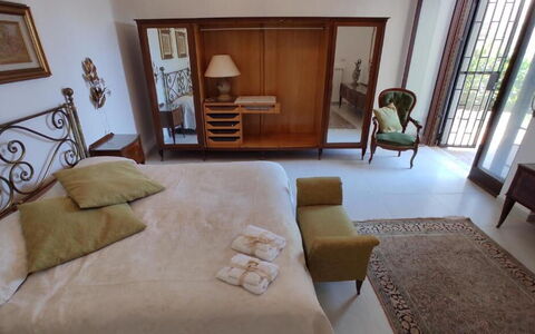 Tre Donne: Marron, Meubles, Propriété, Confort, Bois, Bâtiment, Lampe, Éclairage, Design Intérieur, Chaise