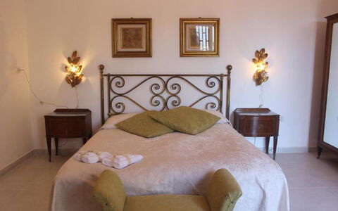 Tre Donne: Meubles, Cadre, Propriété, Confort, Bois, Bâtiment, Design Intérieur, Lit, Orange