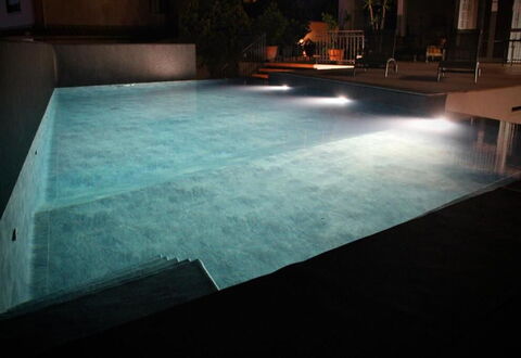 Tre Donne: L'Eau, Piscine, Rectangle, Bois, Surface De La Route, Sol, Composite, Teintes Et Ombres, Herbe, Bâtiment