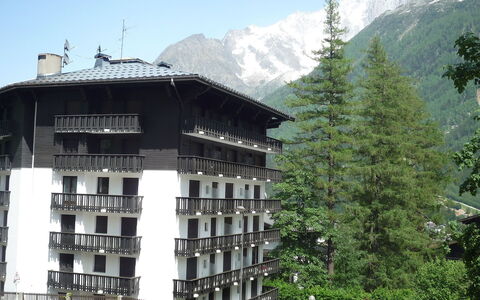 Les Aiguilles du Brévent: Ciel, Montagne, Bâtiment, Plante, Fenêtre, Arbre, Biome, Design Urbain, Paysage, Paysage Naturel