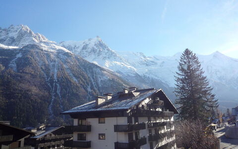 Les Aiguilles du Brévent: Ciel, Montagne, Nuage, Propriété, Neige, Bâtiment, Fenêtre, Montagnes, Pente, Monde