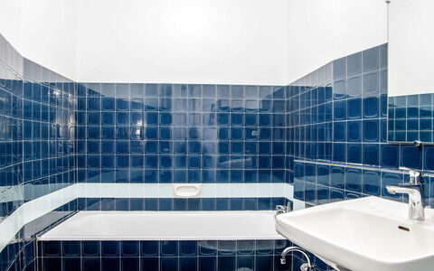 Les Aiguilles du Brévent: Robinet, Miroir, Propriété, Luminaire Plomberie, Évier, Bâtiment, Lavabo, Bleu Azur, Salle De Bains, Design Intérieur