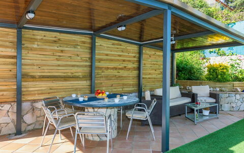 Aguilera: Table, Meubles, Propriété, Chaise, Plante, Bâtiment, Ombre, Tableau De Plein Air, Mobilier De Jardin, Design Intérieur