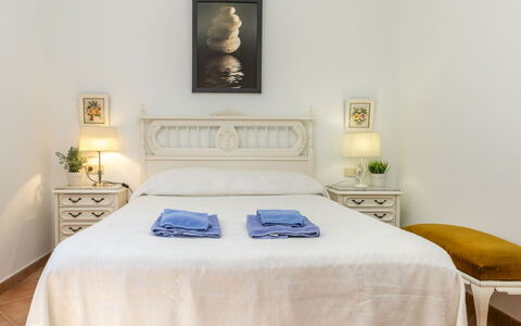 Aguilera: Lit, Meubles, Literie, Chambre, Drap De Lit, Design Intérieur, Bois, La Table De Nuit, Sol, Tiroir