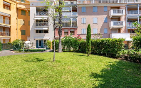 Sainte Maxime 225: L'Eau, Ciel, Plante, Bâtiment, Bleu Azur, Paysage Naturel, Arbre, Plan D'Eau, Plage, Terrain