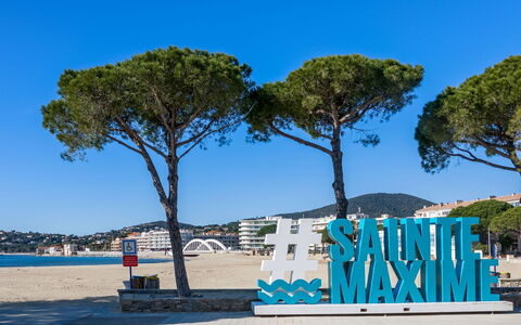 Sainte Maxime 225: Ciel, Arbre, Bleu Azur, Ombre, Arecales, L'Eau, Tronc, Loisir, Matin, Paysage