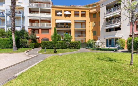 Sainte Maxime 225: L'Eau, Ciel, Plante, Bâtiment, Bleu Azur, Paysage Naturel, Arbre, Plan D'Eau, Plage, Terrain