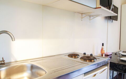 Chamonix 380: Evier, Cabinetry, Évier, Bâtiment, Cuisine, Bois, Robinet, Cuisinière, Appareil De Cuisine, Comptoir