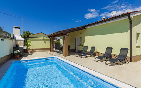 Laura: Piscine, Sol, Sol, Composite, Loisir, Recours, Ombre, Tuile, Chaise, Hôtel