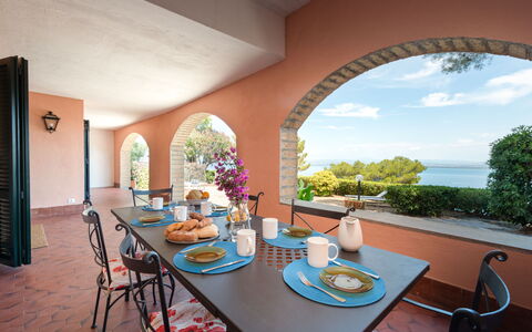 Sole: Table, Meubles, Propriété, Plante, Chaise, Bleu Azur, Nuage, Vaisselle, Design Intérieur, Éclairage