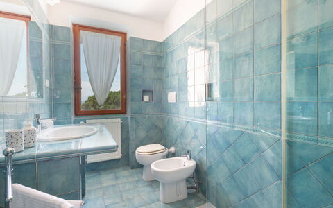 Sole: Miroir, Luminaire Plomberie, Propriété, Évier, Robinet, Bâtiment, Lavabo, Salle De Bains, Armoire De Toilette, Violet