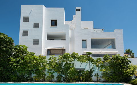 Cortesin: L'Eau, Ciel, Plante, Propriété, Bâtiment, Fenêtre, Bleu, Bleu Azur, Arbre, Rectangle