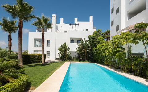 Cortesin: Ciel, Plante, Bâtiment, Jour, Propriété, L'Eau, Bleu Azur, Bleu, Arbre, Architecture