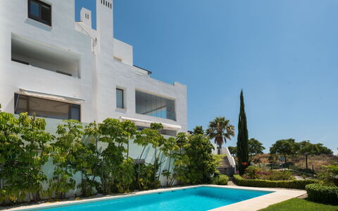 Cortesin: Plante, L'Eau, Ciel, Bâtiment, Bleu Azur, Fenêtre, Arbre, Architecture, Zone Résidentielle, Piscine