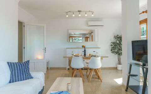 Can Llorenc Sea Views: Table, Cadre, Meubles, Propriété, Bois, Design Intérieur, Éclairage, Plante, Cabinetry, Sol